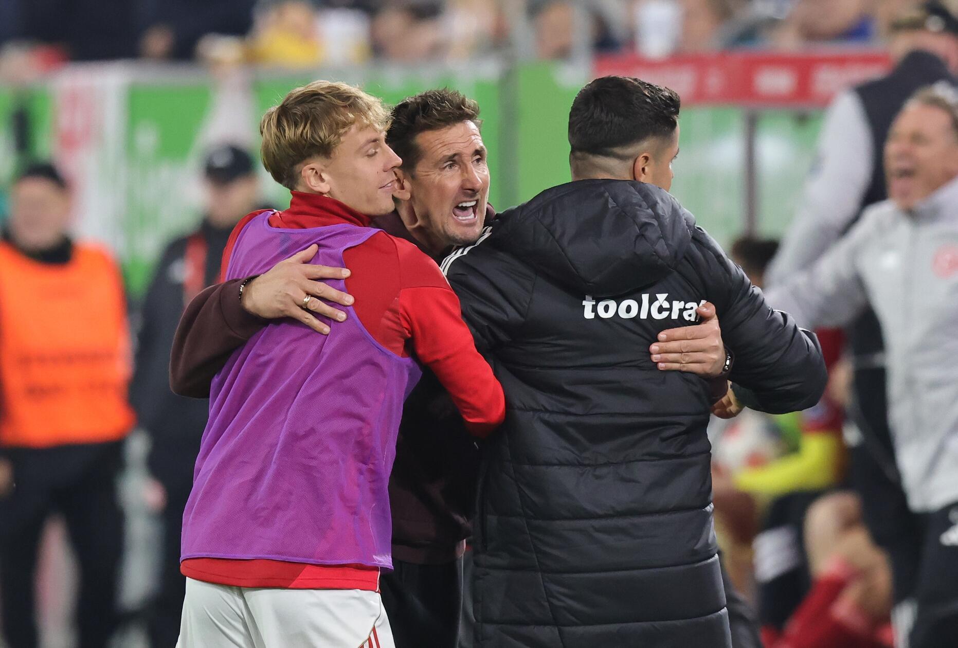 ... rastet selbst Miro Klose komplett aus. Jeden Spieler herzt er einzeln auf dem Feld. Er weiß genau: Einmal mehr hat er sich selbst mit der eigenen Mannschaft den Job vorerst gerettet. Am 19. Oktober heißt der Coach von Nürnberg nach der nun anstehenden Länderspielpause damit gegen Bundesliga-Absteiger Holstein Kiel wohl weiter: Miroslav Klose!