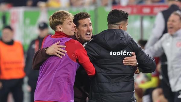 ... rastet selbst Miro Klose komplett aus. Jeden Spieler herzt er einzeln auf dem Feld. Er weiß genau: Einmal mehr hat er sich selbst mit der eigenen Mannschaft den Job vorerst gerettet. Am 19. Oktober heißt der Coach von Nürnberg nach der nun anstehenden Länderspielpause damit gegen Bundesliga-Absteiger Holstein Kiel wohl weiter: Miroslav Klose!