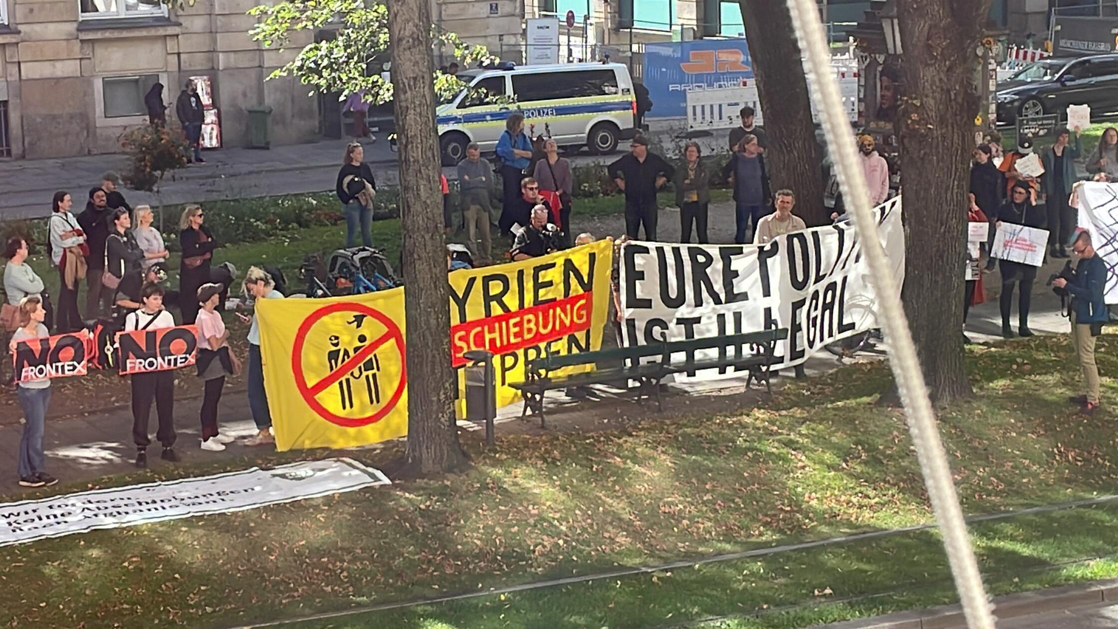 Trotz sinkender Zahlen: Dobrindt bei EU-Treffen für KI und Dauer-Abschiebehaft - Proteste in München