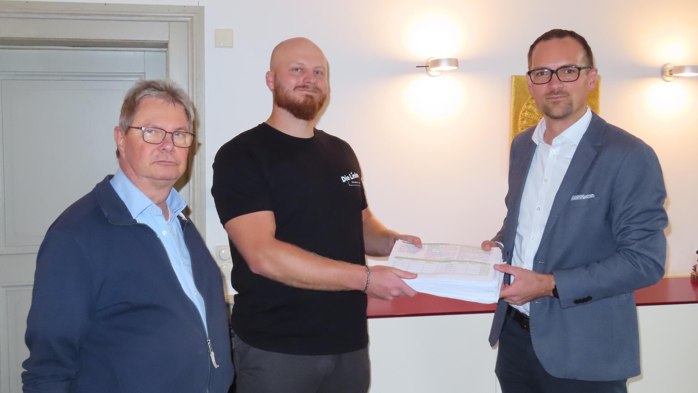 Cornelius Voigt übergibt die 1450 Unterschriften d