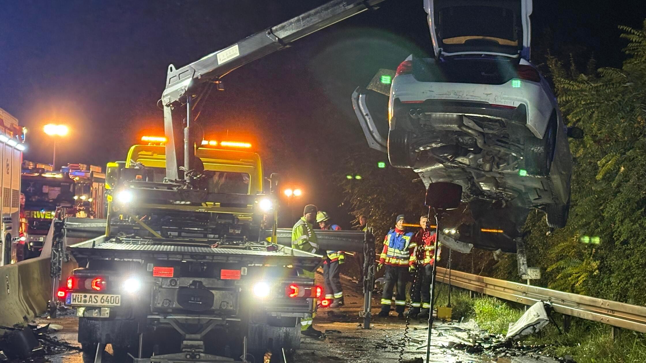 Geisterfahrer verursacht tödlichen Unfall in Franken - Drei Personen teils schwer verletzt