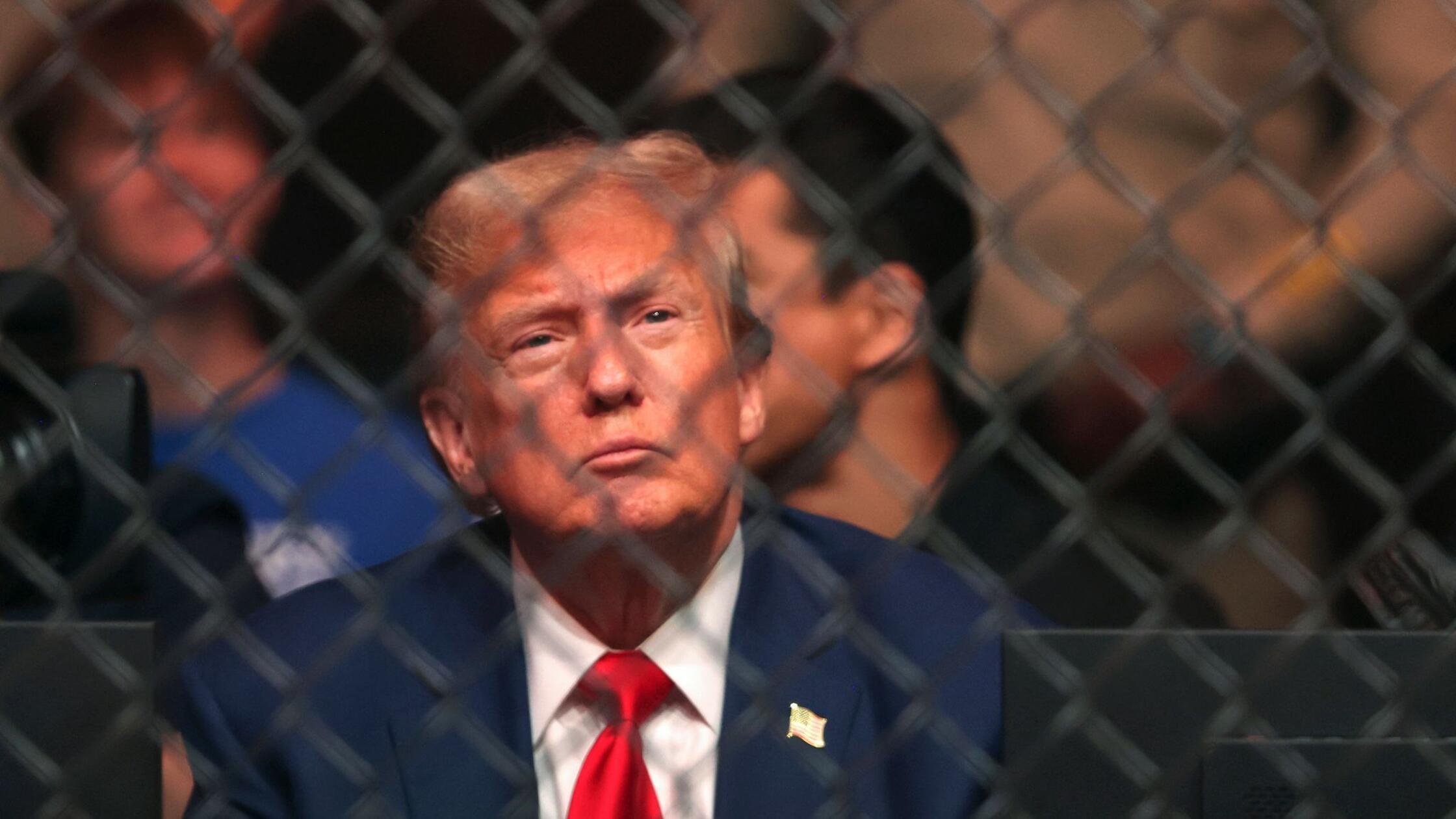 Vor dem Weißen Haus: Trump schenkt sich selbst Käfigkampf zum 80. Geburtstag