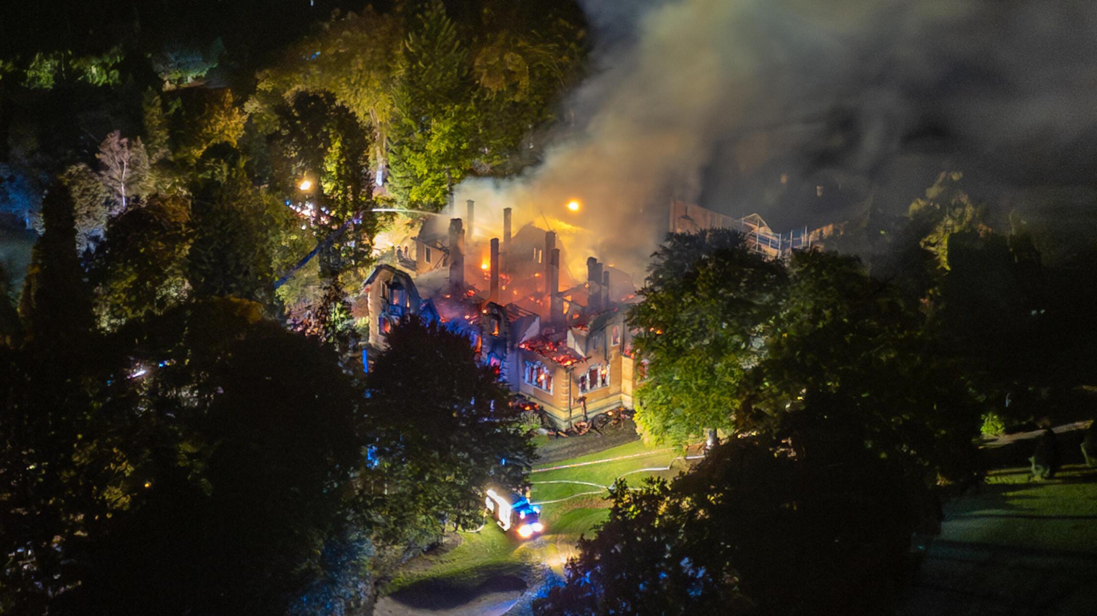 Millionenschaden gemeldet: Historisches Gebäude in Bayern durch Flammen vollkommen zerstört