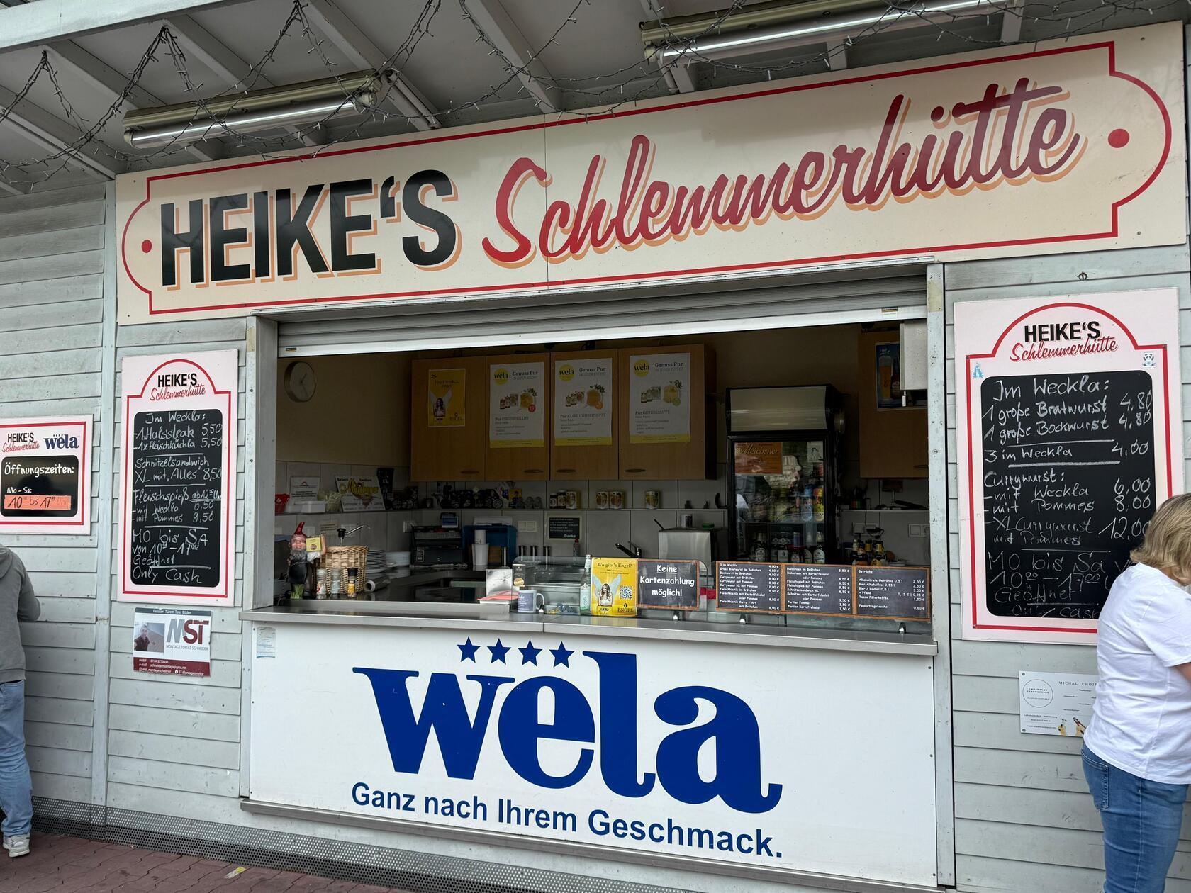 Platz 4: Heike's Schlemmerhütte verkauft täglich, außer sonntags, am OBI in der Regensburger Straße 250 in Nürnberg unter anderem Currywurst mit Pommes. Imbiss-Fans haben fleißig gewählt und die Currywurst in unserem Voting auf den vierten Platz gebracht.