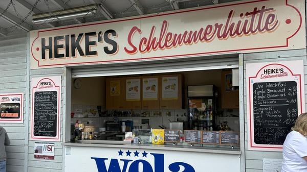 Platz 4: Heike's Schlemmerhütte verkauft täglich, außer sonntags, am OBI in der Regensburger Straße 250 in Nürnberg unter anderem Currywurst mit Pommes. Imbiss-Fans haben fleißig gewählt und die Currywurst in unserem Voting auf den vierten Platz gebracht.