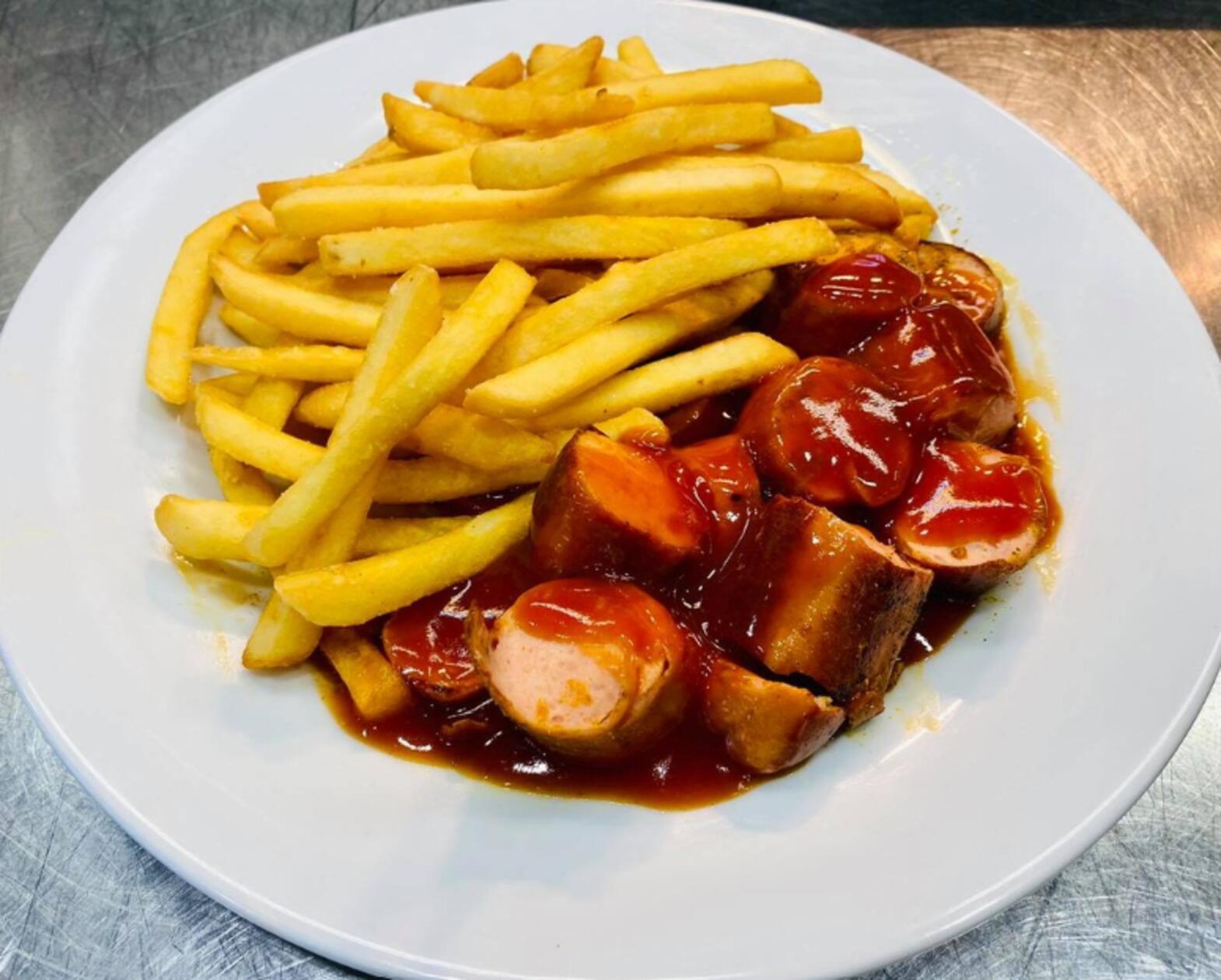 Platz 3: In der Ergersheimerstraße 2 in Nürnberg, befindet sich Kerschers Imbiss. Dort gibt es verschiedene Gerichte, die mit Fleisch aus der eigenen Metzgerei zubereitet werden. Currywurst gibt es dort mit Bockwurst sowie mit Bratwurst - und Pommes natürlich. Der Imbiss schafft es mit aufs Treppchen und holt sich den dritten Platz.