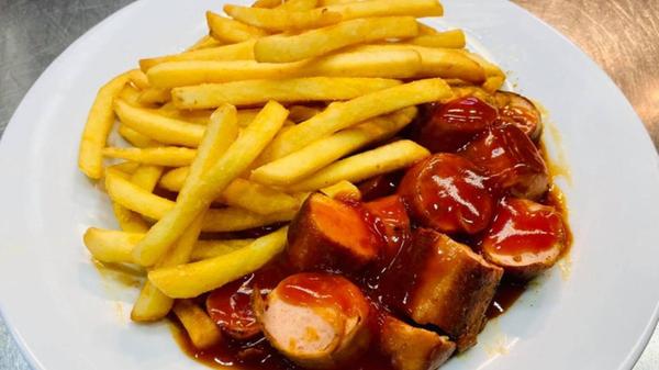 Platz 3: In der Ergersheimerstraße 2 in Nürnberg, befindet sich Kerschers Imbiss. Dort gibt es verschiedene Gerichte, die mit Fleisch aus der eigenen Metzgerei zubereitet werden. Currywurst gibt es dort mit Bockwurst sowie mit Bratwurst - und Pommes natürlich. Der Imbiss schafft es mit aufs Treppchen und holt sich den dritten Platz.