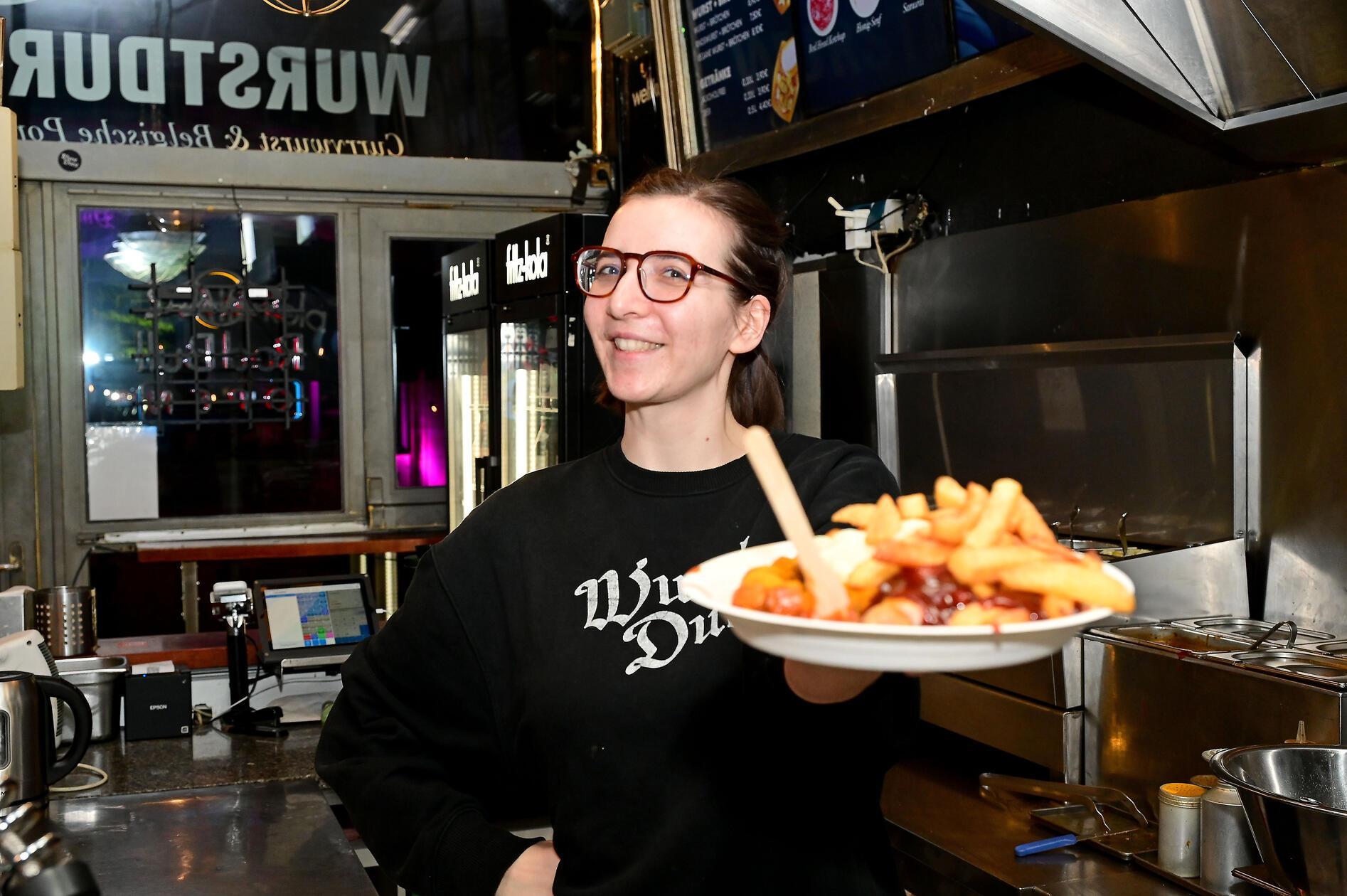 Platz 2: Ob mit Bratwurst, Möhre, Rindswurst, Berliner, Grillkäse-Wurst oder veganer Wurst - Bei WurstDurst wird die Lust auf Currywurst mit Pommes oder Brötchen definitiv gestillt. Wem die Soße nicht reicht, kann das Gericht mit verschiedenen Dips, wie Avocado-Mayo, scharfe Samurai-Mayo oder Pflaumen-Ketchup toppen. Das Lokal befindet sich in der Luitpoldstraße 13 in Nürnberg und holt sich mit 126 Stimmen den zweiten Platz.