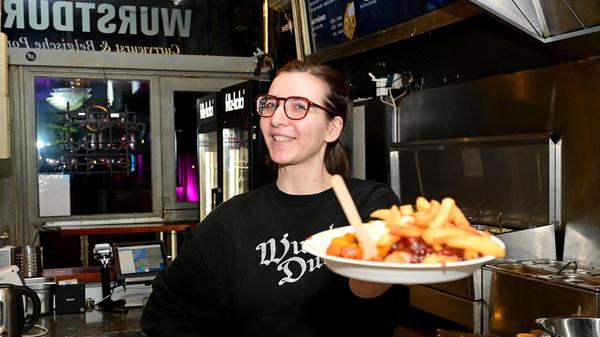 Platz 2: Ob mit Bratwurst, Möhre, Rindswurst, Berliner, Grillkäse-Wurst oder veganer Wurst - Bei WurstDurst wird die Lust auf Currywurst mit Pommes oder Brötchen definitiv gestillt. Wem die Soße nicht reicht, kann das Gericht mit verschiedenen Dips, wie Avocado-Mayo, scharfe Samurai-Mayo oder Pflaumen-Ketchup toppen. Das Lokal befindet sich in der Luitpoldstraße 13 in Nürnberg und holt sich mit 126 Stimmen den zweiten Platz.