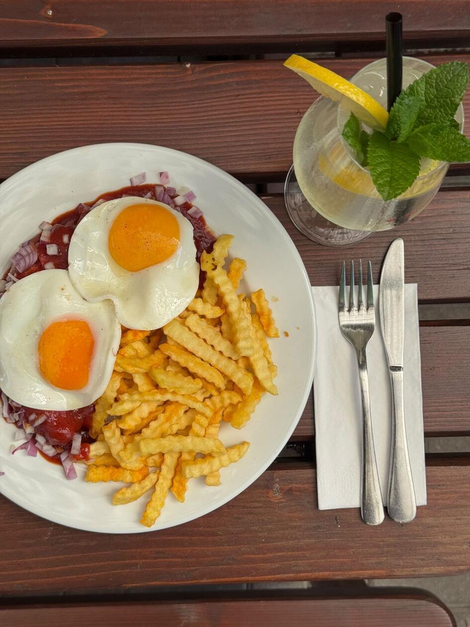 Platz 1: Gewinner des Currywurst-Votings ist das CurryWoschdHaus in der Höfener Straße 80. Das Restaurant widmet sich voll und ganz der würzigen Spezialität aus Berlin. Die Wurst-Variationen reichen von Currywurst mit Essiggurken, Röstzwiebeln, Mayo, Bacon, Spiegeleiern, Tomaten-Curry-Soße und Pommes bis hin zu Currywurst mit Limburger-Käse, rohen Zwiebeln, Tomaten-Curry-Soße und Pommes, Tomaten-Curry-Soße und Pommes oder mit Schäuferle-Kruste, Barbecue-Soße und Pommes. Mit 281 Stimmen schafft es das Restaurant an der Stadtgrenze auf den ersten Platz.