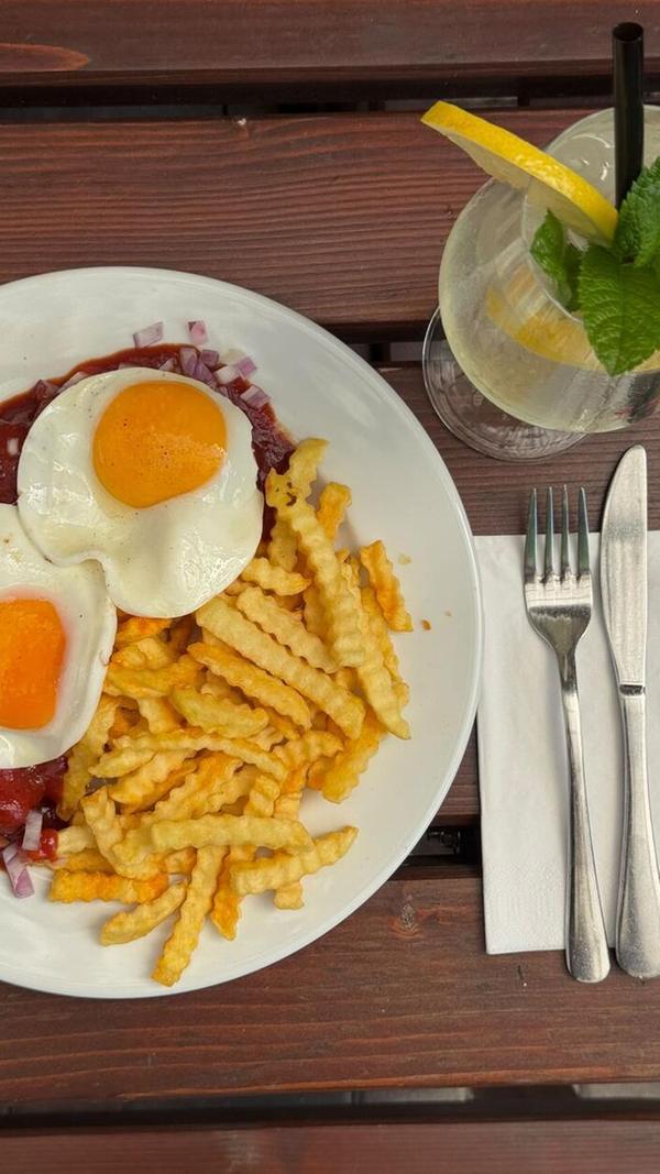 Platz 1: Gewinner des Currywurst-Votings ist das CurryWoschdHaus in der Höfener Straße 80. Das Restaurant widmet sich voll und ganz der würzigen Spezialität aus Berlin. Die Wurst-Variationen reichen von Currywurst mit Essiggurken, Röstzwiebeln, Mayo, Bacon, Spiegeleiern, Tomaten-Curry-Soße und Pommes bis hin zu Currywurst mit Limburger-Käse, rohen Zwiebeln, Tomaten-Curry-Soße und Pommes, Tomaten-Curry-Soße und Pommes oder mit Schäuferle-Kruste, Barbecue-Soße und Pommes. Mit 281 Stimmen schafft es das Restaurant an der Stadtgrenze auf den ersten Platz.