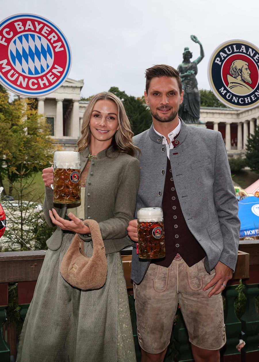 FC Bayern Torwart Sven Ulreich München mit seiner Ehefrau.