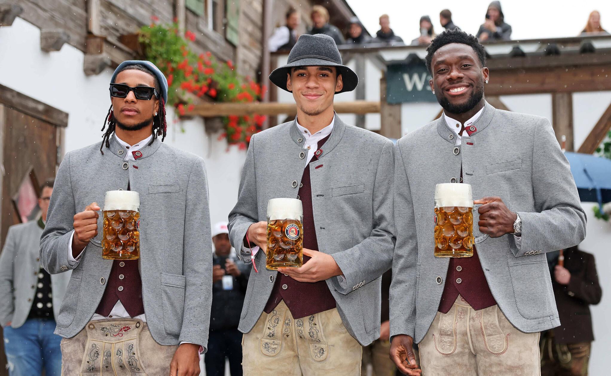 Promiauflauf auf dem Oktoberfest: Michael Olise, Jamal Musiala und Alphonso Davies (v.l.).