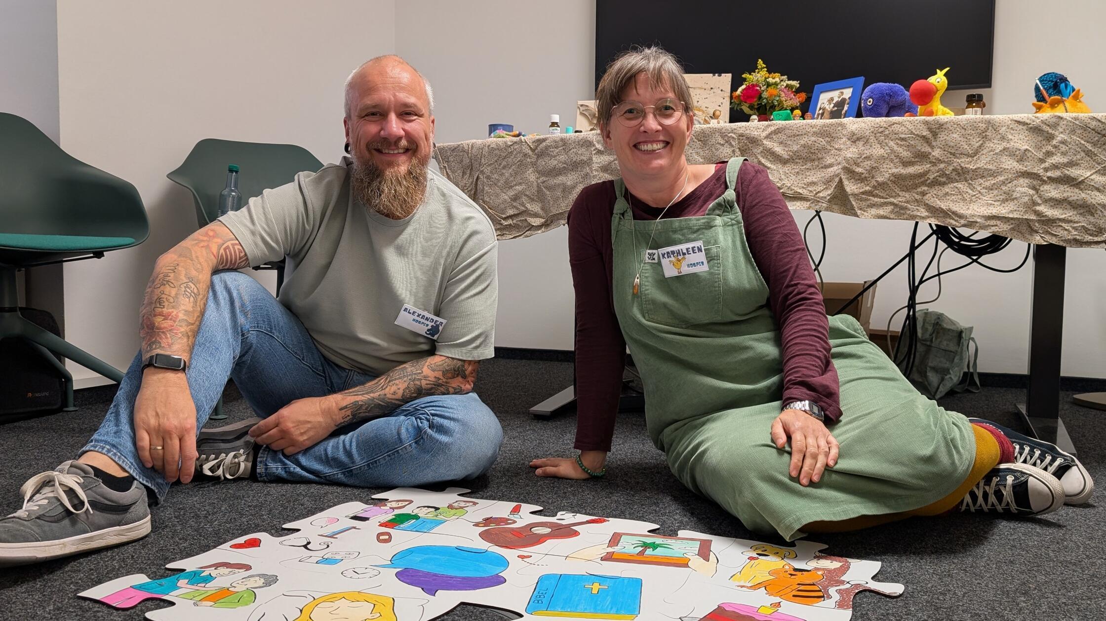 Beim Puzzeln erzählen Alexander und Kathleen, wie 