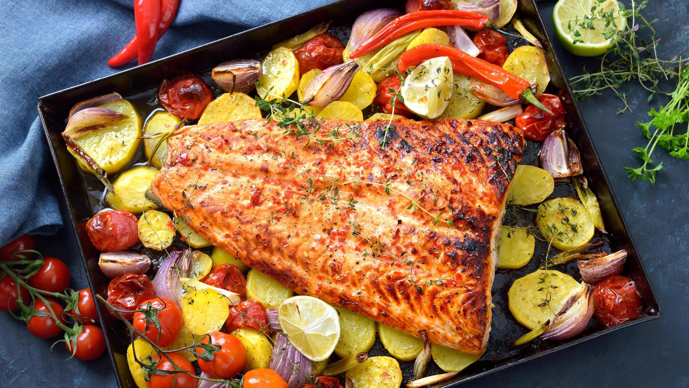 Gebackenes Lachsfilet auf Gemüse Großes saftiges L