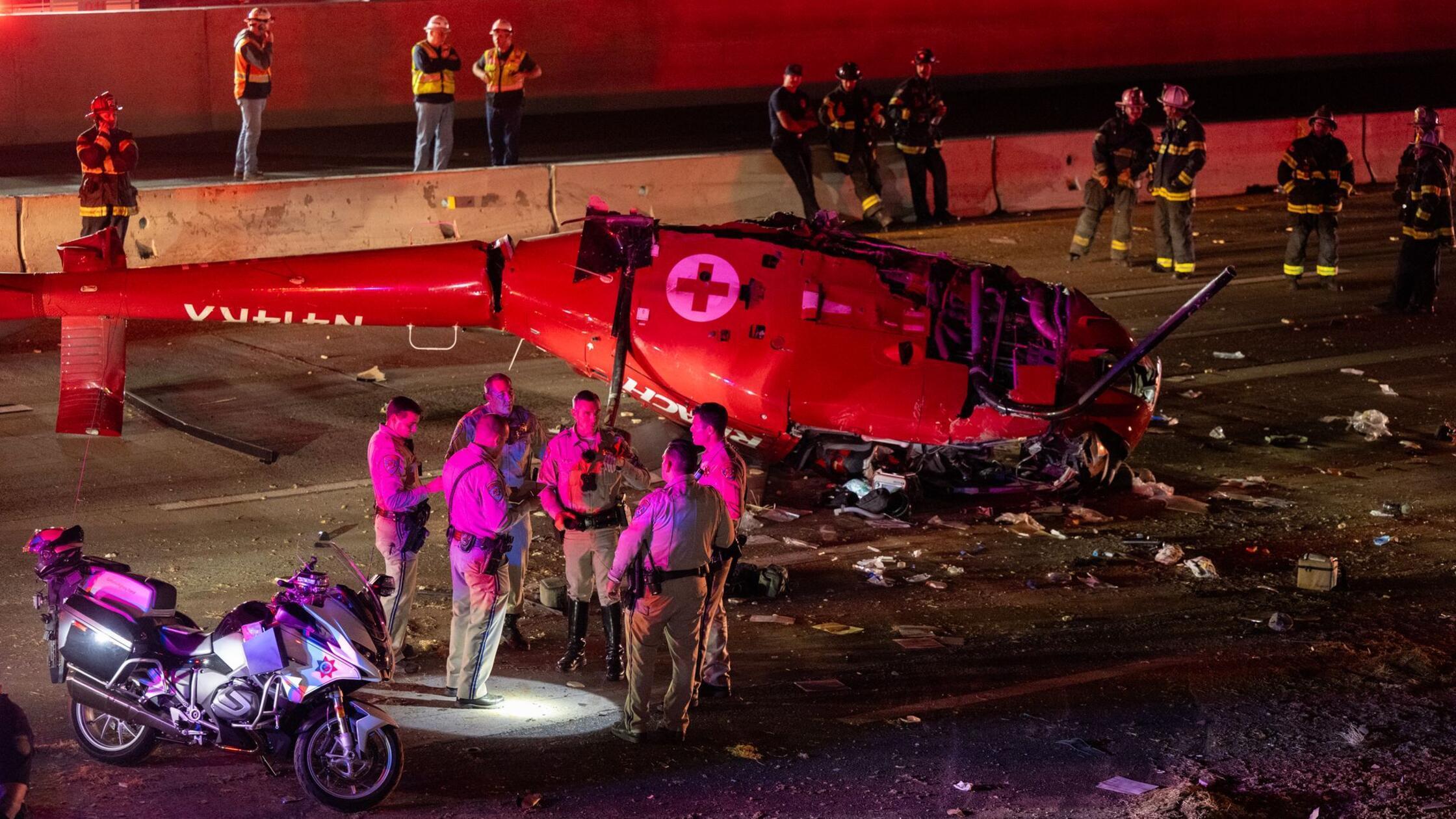 Rettungshubschrauber stürzt in den USA auf Autobahn - Insassen schwer verletzt