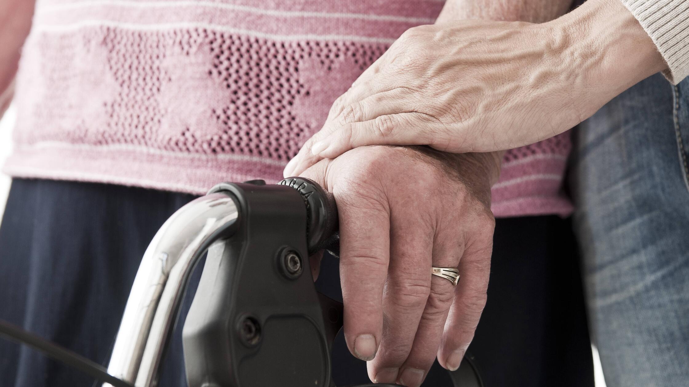 Junge Frau betreut ältere Frau mit Rollator