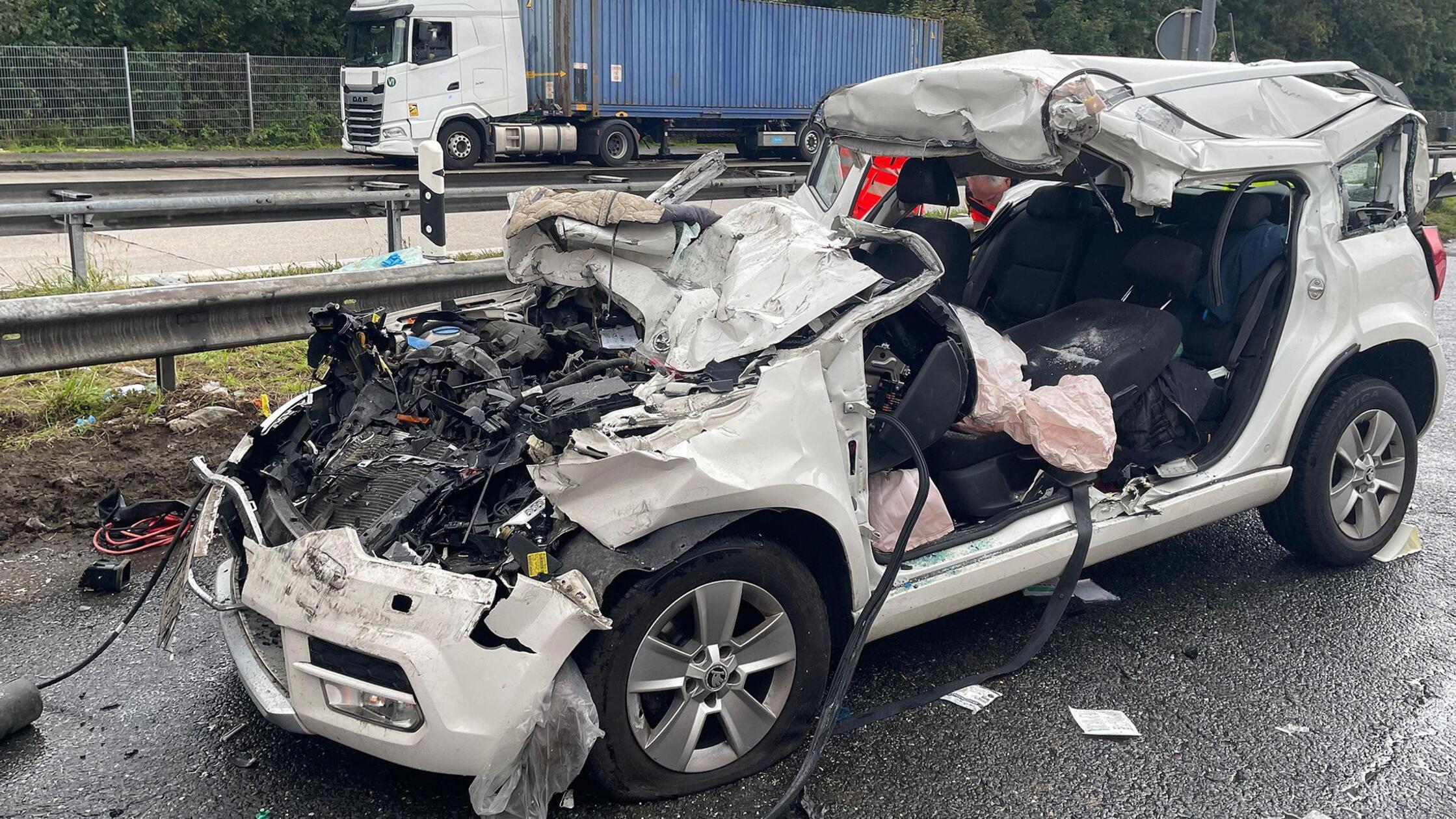 Mann prallt mit Auto gegen Lastwagen - Ehefrau stirbt