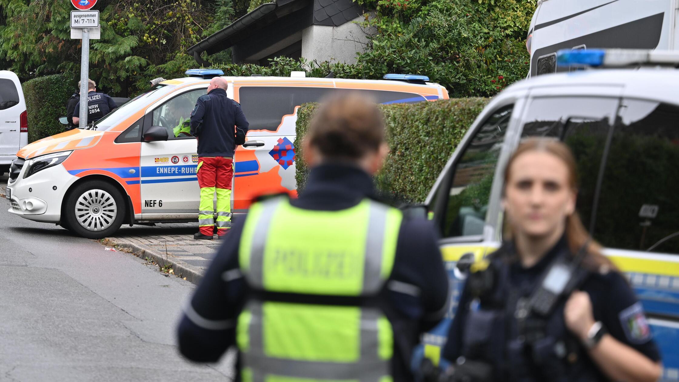 Schocktat in NRW: Neugewählte Bürgermeisterin von Herdecke vor ihrem Haus niedergestochen