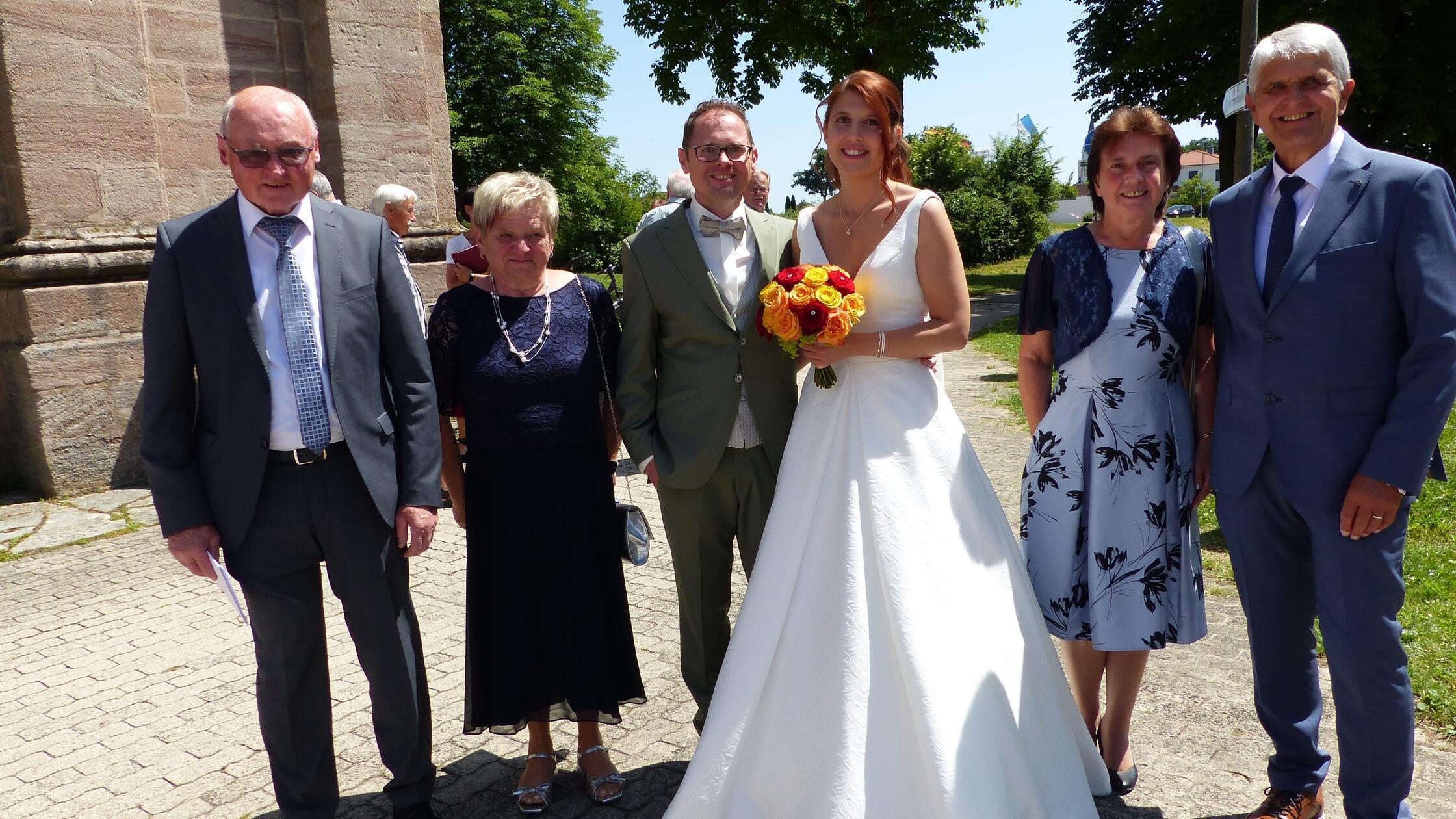 Nur wenige Tage, nachdem sie sich im Freystädter Standesamt das Ja-Wort gegeben haben, haben Sandra Kellner aus Mörsdorf und Stefan Hofbeck aus Meckenhausen in der Wallfahrtskirche „Maria Hilf“ in Freystadt ihre Hochzeit kirchlich gefeiert. Stadtpfarrer Pater Bartimäus traute die Liebenden im Rahmen der Hochzeitsmesse, die vom Kirchenchor Freystadt unter der Leitung von Christian Brandl und Organist Tobias Kerl musikalisch umrahmt wurde. Die 34-jährige Bürokauffrau aus Mörsdorf und der 42-jährige Lkw-Fahrer aus Meckenhausen kennen sich seit 2007 und sind seit 2011 ein Paar. Den Heiratsantrag machte Stefan seiner Sandra bei einem gemeinsamen Urlaub vor zwei Jahren auf Fuerteventura. Gefeiert wurde nach der Messe im Gasthaus Ascher in Möning,