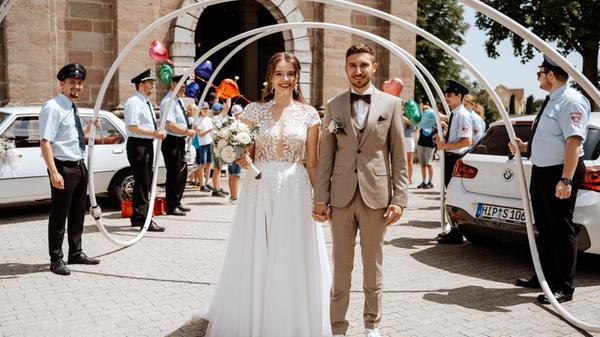 Genau ein Jahr nach der standesamtlichen Hochzeit führte der Weg der Eheleute Anja und Jonas Hackner in die Freystädter Wallfahrtskirche „Maria Hilf“, wo sie sich den kirchlichen Segen für ihren gemeinsamen Lebensweg erbaten. Vor der Kirche bildeten die Mitglieder der Freystädter Wehr, der der Bräutigam angehört, und Freunde ein Spalier. Eine Delegation von Mädels und Jungs von der Grundschule Ellingen, in der die Braut Lehrerin ist, wünschten dem Paar mit einem Lied alles Gute. Im Anschluss fuhren sich die 25-jährige Grundschullehrerin Anja, geborene Gilch, aus dem Hilpoltsteiner Ortsteil Pierheim und der 28-jährige selbständige Foto- und Videograph - er führt die Firma „Kunstwerk Media“ in Freystadt - zur Hochzeitsfeier im Spitalstadl.