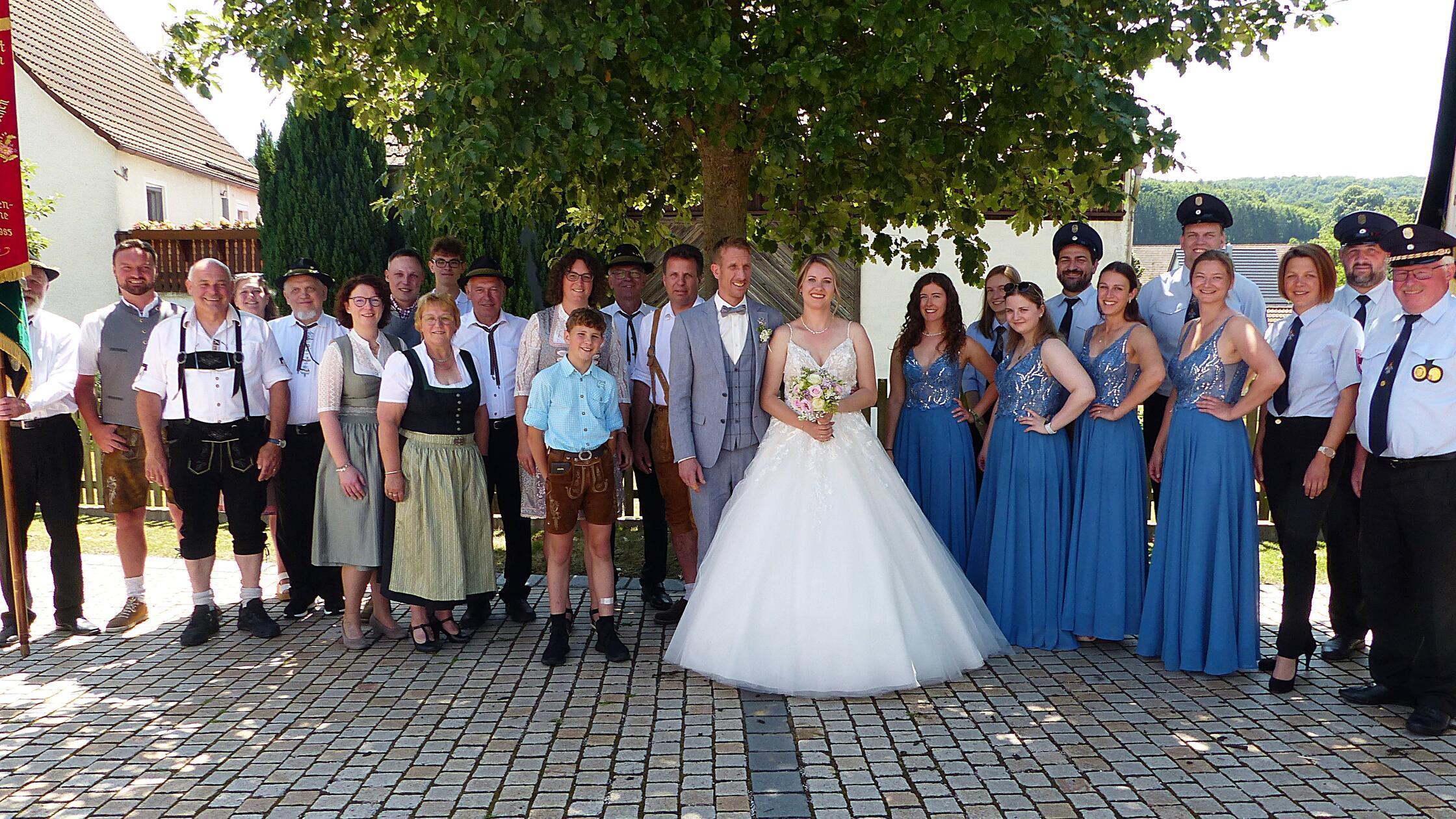 In St. Gangolf in Burggriesbach haben sich Laura Stadler und Dominik Beranek den kirchlichen Segen für ihren gemeinsamen Lebensweg erbeten. Für die musikalische Umrahmung sorgte „Klanggold“. Nach der Trauung hatten sich Delegationen der Burggriesbacher Wehr und Schützen formiert, um zu gratulieren. Zur Hochzeitsfeier luden die 27-jährige Industriekauffrau und ihr 37-jähriger Bräutigam ins Gasthaus Pfister nach Schwarzach. Kennengelernt haben sich beide, als Laura 2019 aus beruflichen Gründen zur Firma Schick nach Freystadt gewechselt ist und ihr Dominik, dort als Betriebsschlosser angestellt, ihr fast täglich über den Weg lief. Seit 2020 gehen sie ihren Weg gemeinsam, haben vier Jahre später standesamtlich geheiratet und nun kirchlich.