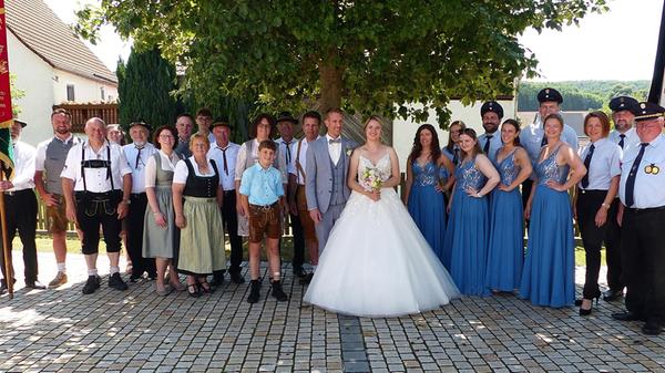 In St. Gangolf in Burggriesbach haben sich Laura Stadler und Dominik Beranek den kirchlichen Segen für ihren gemeinsamen Lebensweg erbeten. Für die musikalische Umrahmung sorgte „Klanggold“. Nach der Trauung hatten sich Delegationen der Burggriesbacher Wehr und Schützen formiert, um zu gratulieren. Zur Hochzeitsfeier luden die 27-jährige Industriekauffrau und ihr 37-jähriger Bräutigam ins Gasthaus Pfister nach Schwarzach. Kennengelernt haben sich beide, als Laura 2019 aus beruflichen Gründen zur Firma Schick nach Freystadt gewechselt ist und ihr Dominik, dort als Betriebsschlosser angestellt, ihr fast täglich über den Weg lief. Seit 2020 gehen sie ihren Weg gemeinsam, haben vier Jahre später standesamtlich geheiratet und nun kirchlich.