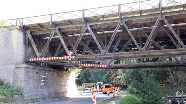 Marode Eisenbahnbrücke über die Staatstraße 2126 k