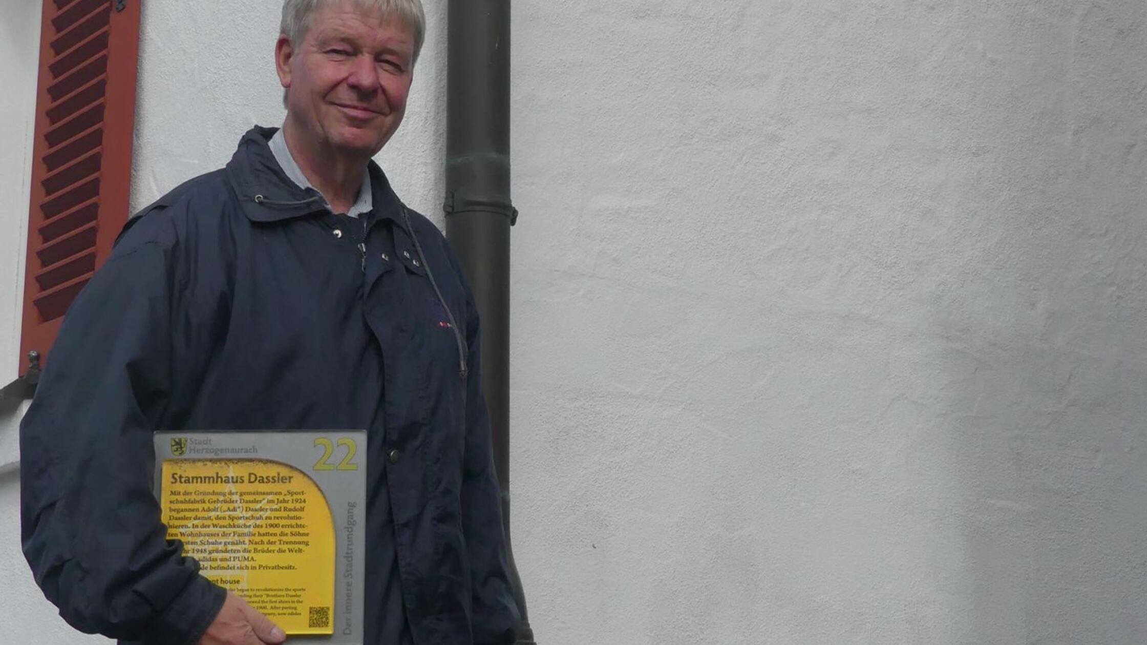 Kreisheimatpfleger Dr. Manfred Welker mit dem Schi