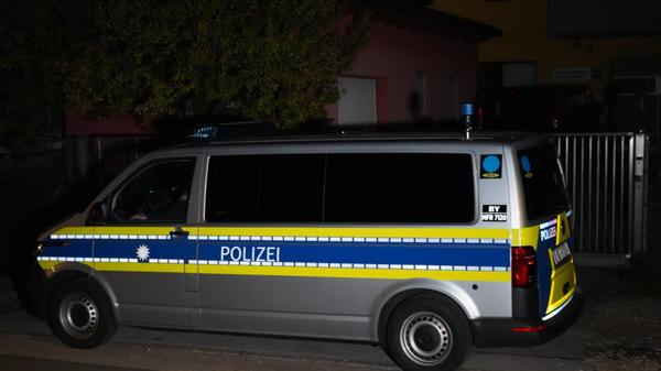 Noch in der Nacht suchte die Polizei nach den bislang unbekannten Tätern.