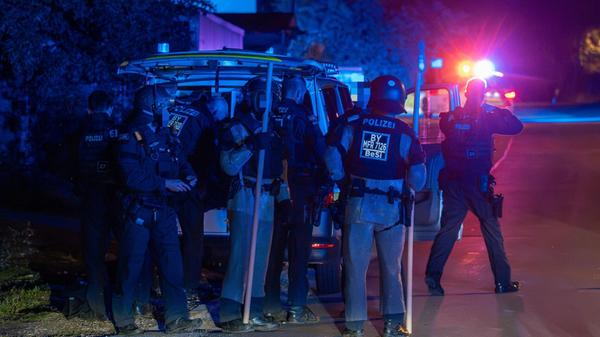 Dabei war neben zahlreichen Einsatzkräften auch ein Hubschrauber beteiligt.