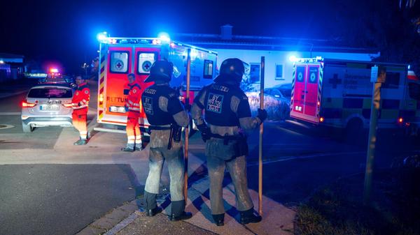 Die drei verletzten Personen wurden demnach aus einem Auto heraus von mehreren Tätern attackiert.
