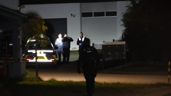 Von ihnen wurde die Herausgabe von Wertsachen gefordert.