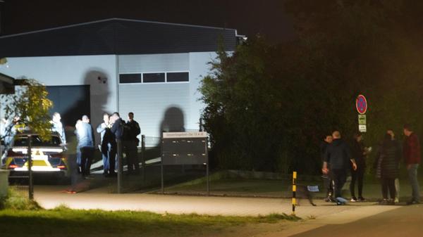 Der genaue Tathergang sowie das Motiv der Tat sind derzeit Gegenstand der Ermittlungen.