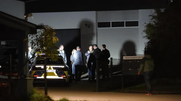 Die Kriminalpolizei Regensburg bittet Zeugen, die zur Tatzeit am „Kago Platz“ verdächtige Beobachtungen gemacht haben, um Hinweise. Sie ist erreichbar unter Telefon (0941) 506-2888.