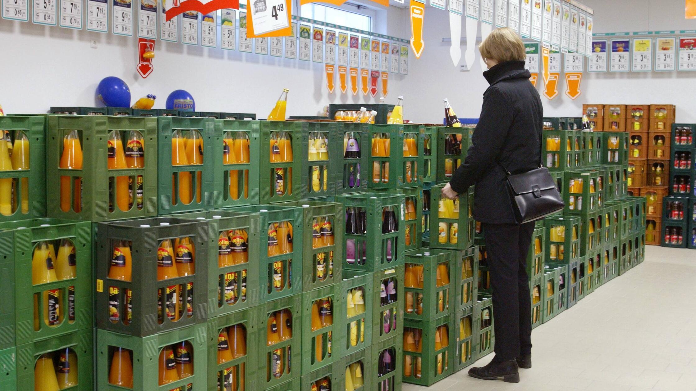 Kundin in einem Getraenkemarkt Berlin Deutschland 