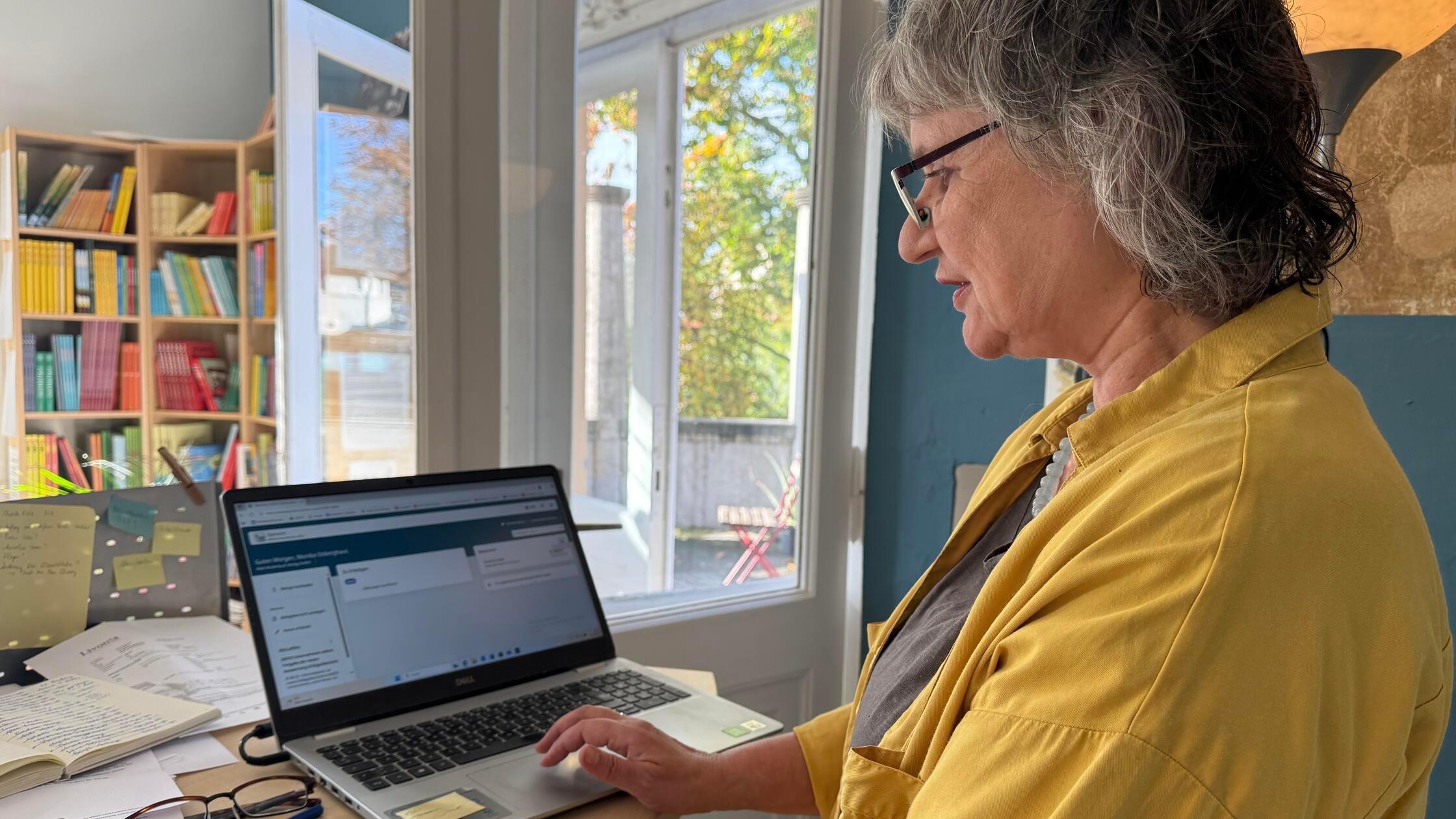 Monika Osberghaus beim Datev-Überweisen (c)Klett K