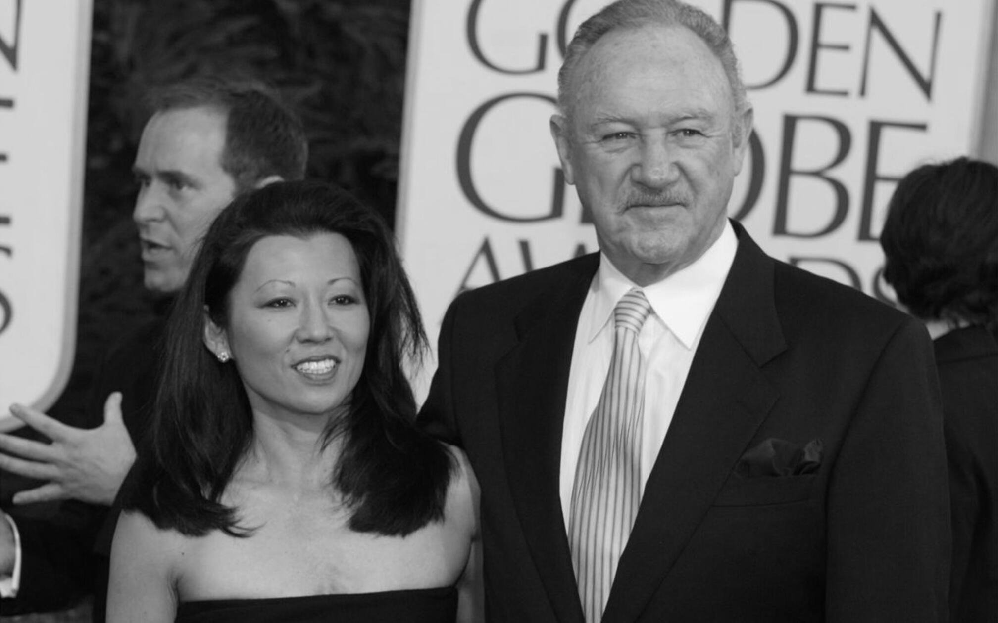 Schauspielstar Gene Hackman (95) und seine 32 Jahre jüngere Ehefrau Betsy Arakawa sind Ende Februar (offiziell 27. Februar) tot in ihrem Zuhause aufgefunden worden. Die Hintergründe waren zunächst unklar, von einem Verbrechen werde zunächst nicht ausgegangen. Hackman zählte zu den erfolgreichsten Schauspielern Hollywoods. Seine Vita alleine an der beeindruckenden Sammlung von zwei Oscars, vier Golden Globes - unter anderem für sein Lebenswerk - sowie unzähliger weiterer Auszeichnungen festzumachen, würde Hackmans Schaffen nicht gerecht werden. Der einstige Schulabbrecher hielt sich über fünf Jahrzehnte als gefragter und geschätzter Schauspieler - und trat Anfang der 2000-er in Würde ab, als er in Film-Rente ging.