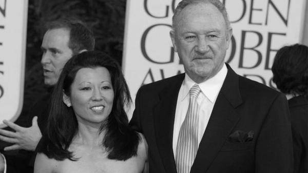 Schauspielstar Gene Hackman (95) und seine 32 Jahre jüngere Ehefrau Betsy Arakawa sind Ende Februar (offiziell 27. Februar) tot in ihrem Zuhause aufgefunden worden. Die Hintergründe waren zunächst unklar, von einem Verbrechen werde zunächst nicht ausgegangen. Hackman zählte zu den erfolgreichsten Schauspielern Hollywoods. Seine Vita alleine an der beeindruckenden Sammlung von zwei Oscars, vier Golden Globes - unter anderem für sein Lebenswerk - sowie unzähliger weiterer Auszeichnungen festzumachen, würde Hackmans Schaffen nicht gerecht werden. Der einstige Schulabbrecher hielt sich über fünf Jahrzehnte als gefragter und geschätzter Schauspieler - und trat Anfang der 2000-er in Würde ab, als er in Film-Rente ging.