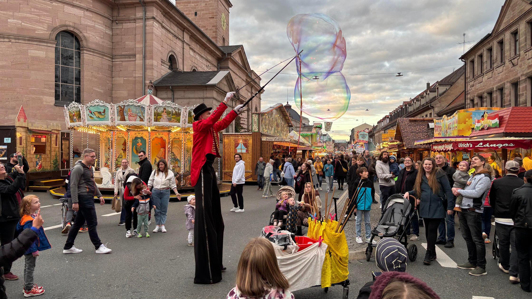 Feierabend-Gwerch, Betzentanz und Ballonglühen: Die Michaelis-Kirchweih hat auch in diesem Jahr einiges zu bieten.