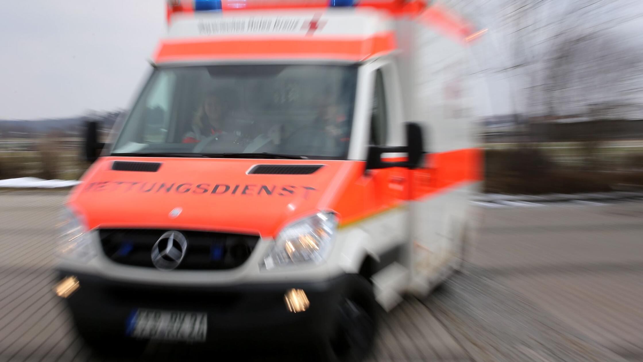 Betrunken und ohne Führerschein unterwegs: Traktorfahrer übersieht Auto - 32-Jährige schwer verletzt