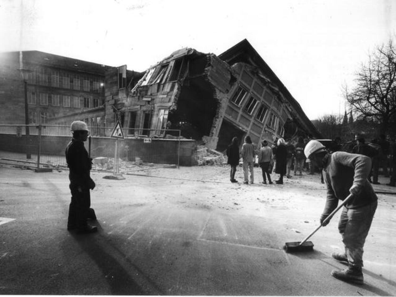 Bereits Monate zuvor wurde am 26. Februar 1994 die alte Maschinenhalle der Landesgewerbeanstalt gesprengt, um für das Kino zu weichen.