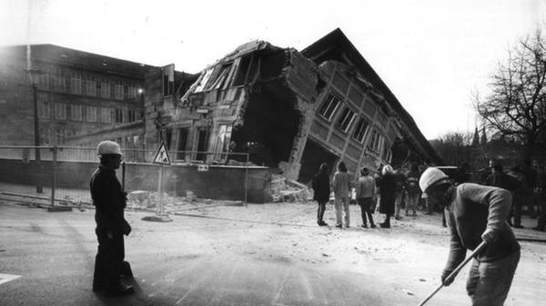 Bereits Monate zuvor wurde am 26. Februar 1994 die alte Maschinenhalle der Landesgewerbeanstalt gesprengt, um für das Kino zu weichen.