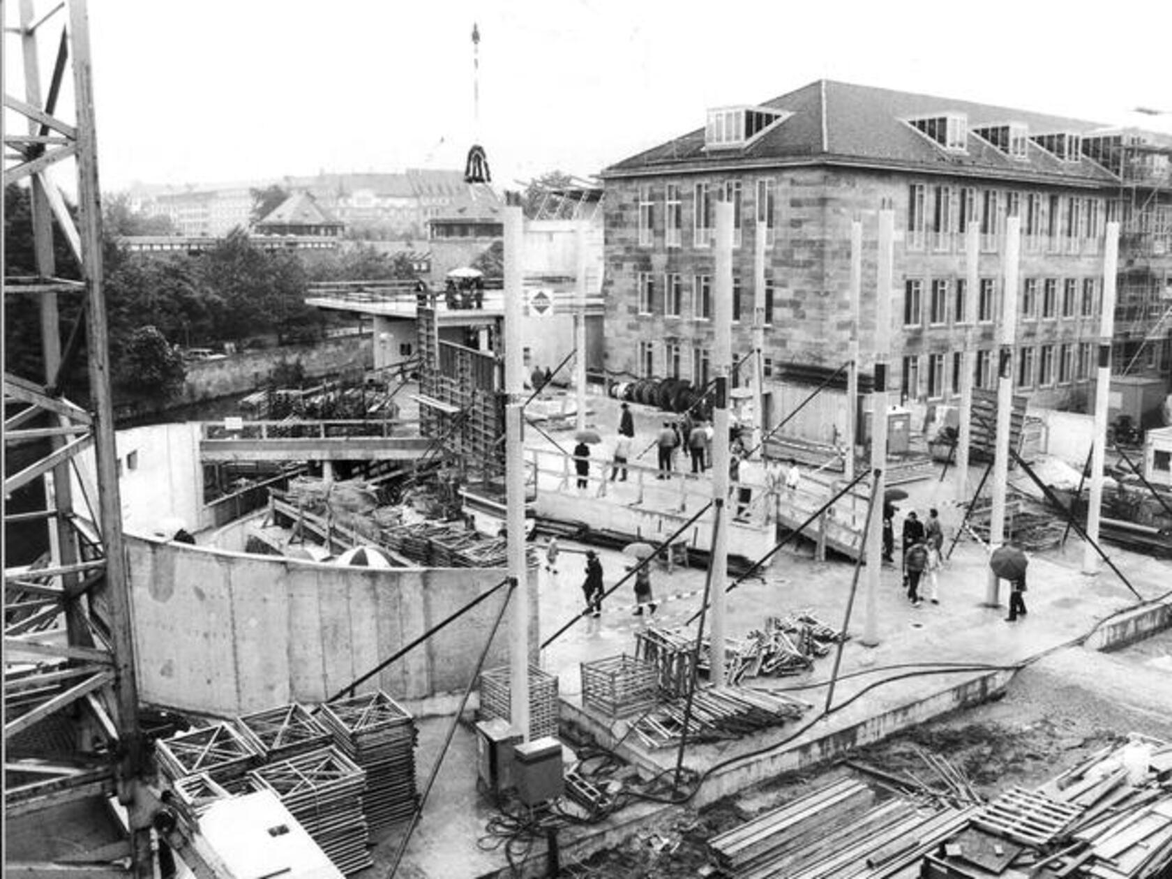 Bevor auf dem 3.500 Quadratmeter großen Areal gebaut werden konnte, mussten rund 40.000 Kubikmeter Erde weichen. Danach wurden 15.000 Kubikmeter Beton und 1.600 Tonnen Stahl verbaut.
