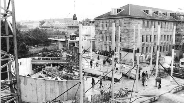 Bevor auf dem 3.500 Quadratmeter großen Areal gebaut werden konnte, mussten rund 40.000 Kubikmeter Erde weichen. Danach wurden 15.000 Kubikmeter Beton und 1.600 Tonnen Stahl verbaut.