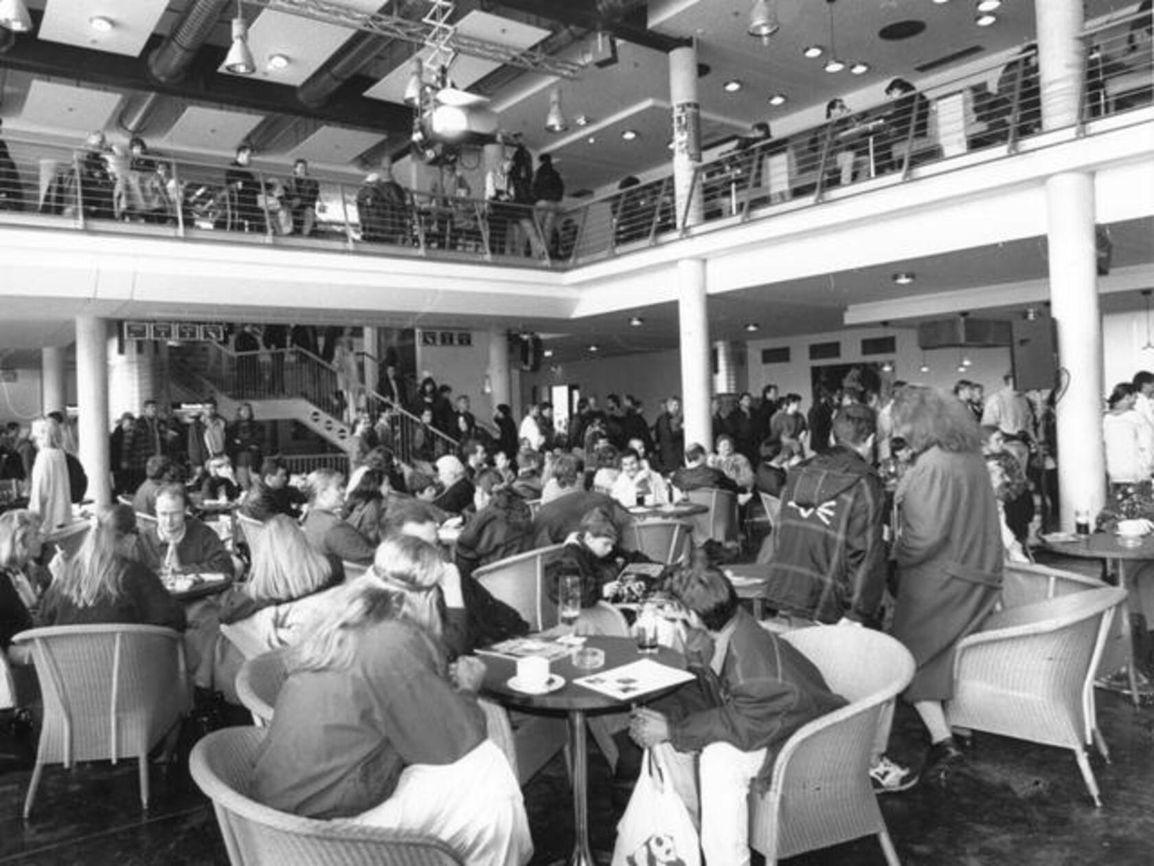 Der Andrang zur Eröffnungsfeier war enorm: Bis zu 7000 Besucherinnen und Besucher strömten in den Filmpalast.