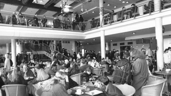 Der Andrang zur Eröffnungsfeier war enorm: Bis zu 7000 Besucherinnen und Besucher strömten in den Filmpalast.
