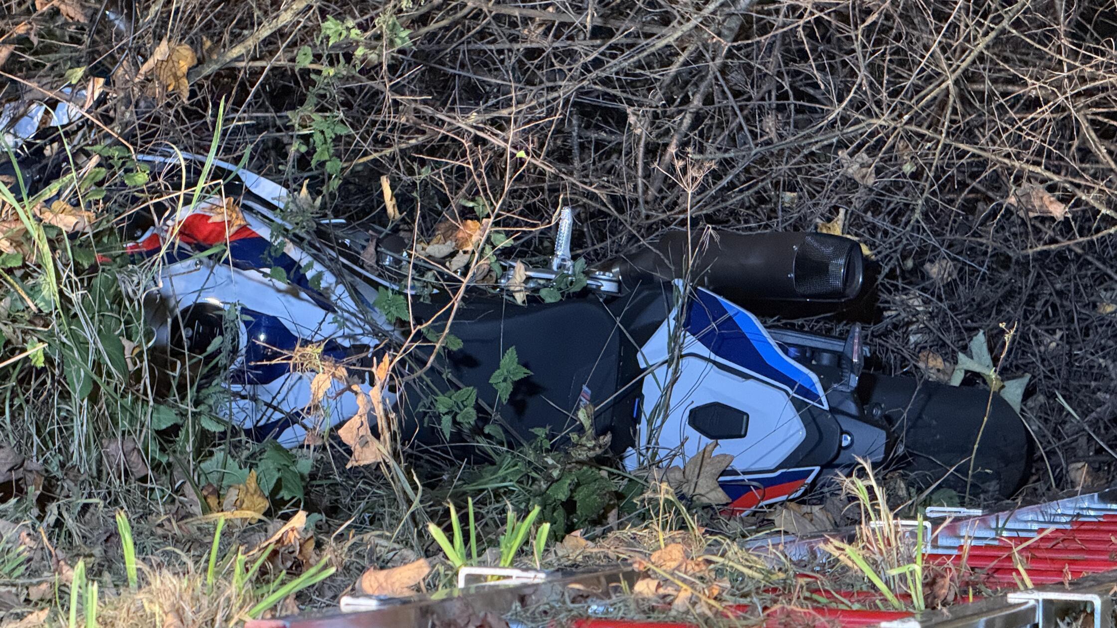 Tragischer Unfall in Bayern: Angehörige finden Motorradfahrer tot im Straßengraben