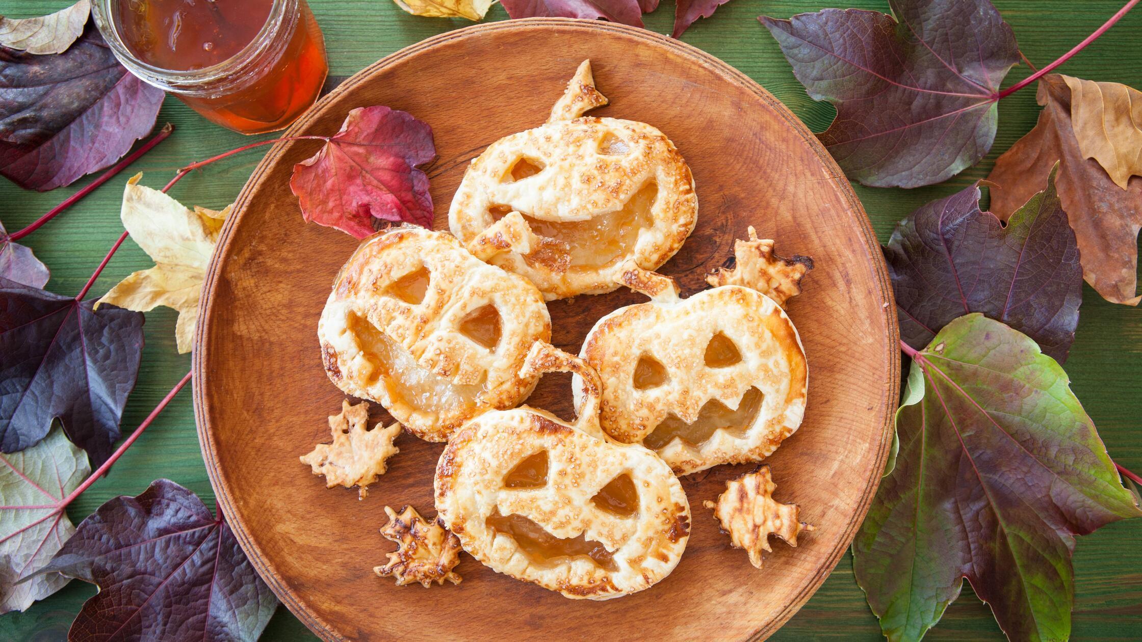 Halloween-Rezept zum F&uuml;rchten: S&uuml;&szlig;e Bl&auml;tterteig-K&uuml;rbisse mit Apfelkompott