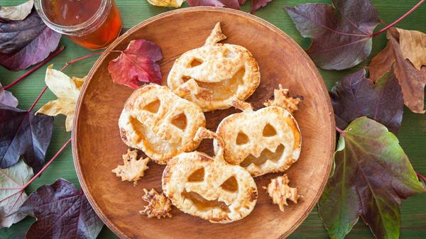 Lustige Kürbisse mit Blätterteig und Gelee zu Hall